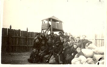 Iš traukinio išlaipinti tremtiniai Buretės paskirstymo punkte. Irkutsko sr., 1949 m. balandis. 