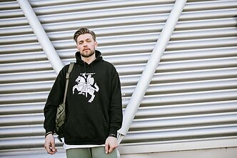 Ginklais ir karyba besižavintis Jurijus Izraelyje nesiskiria su Vyčio ženklu papuoštais rūbais ir kuprine