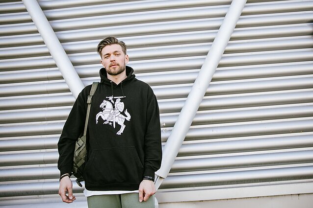 Ginklais ir karyba besižavintis Jurijus Izraelyje nesiskiria su Vyčio ženklu papuoštais rūbais ir kuprine