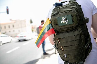 Ginklais ir karyba besižavintis Jurijus Izraelyje nesiskiria su Vyčio ženklu papuoštais rūbais ir kuprine