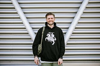 Ginklais ir karyba besižavintis Jurijus Izraelyje nesiskiria su Vyčio ženklu papuoštais rūbais ir kuprine