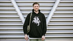 Ginklais ir karyba besižavintis Jurijus Izraelyje nesiskiria su Vyčio ženklu papuoštais rūbais ir kuprine