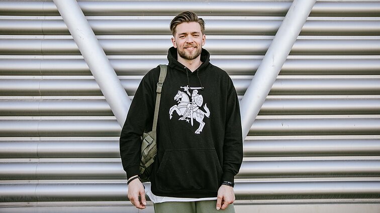 Ginklais ir karyba besižavintis Jurijus Izraelyje nesiskiria su Vyčio ženklu papuoštais rūbais ir kuprine