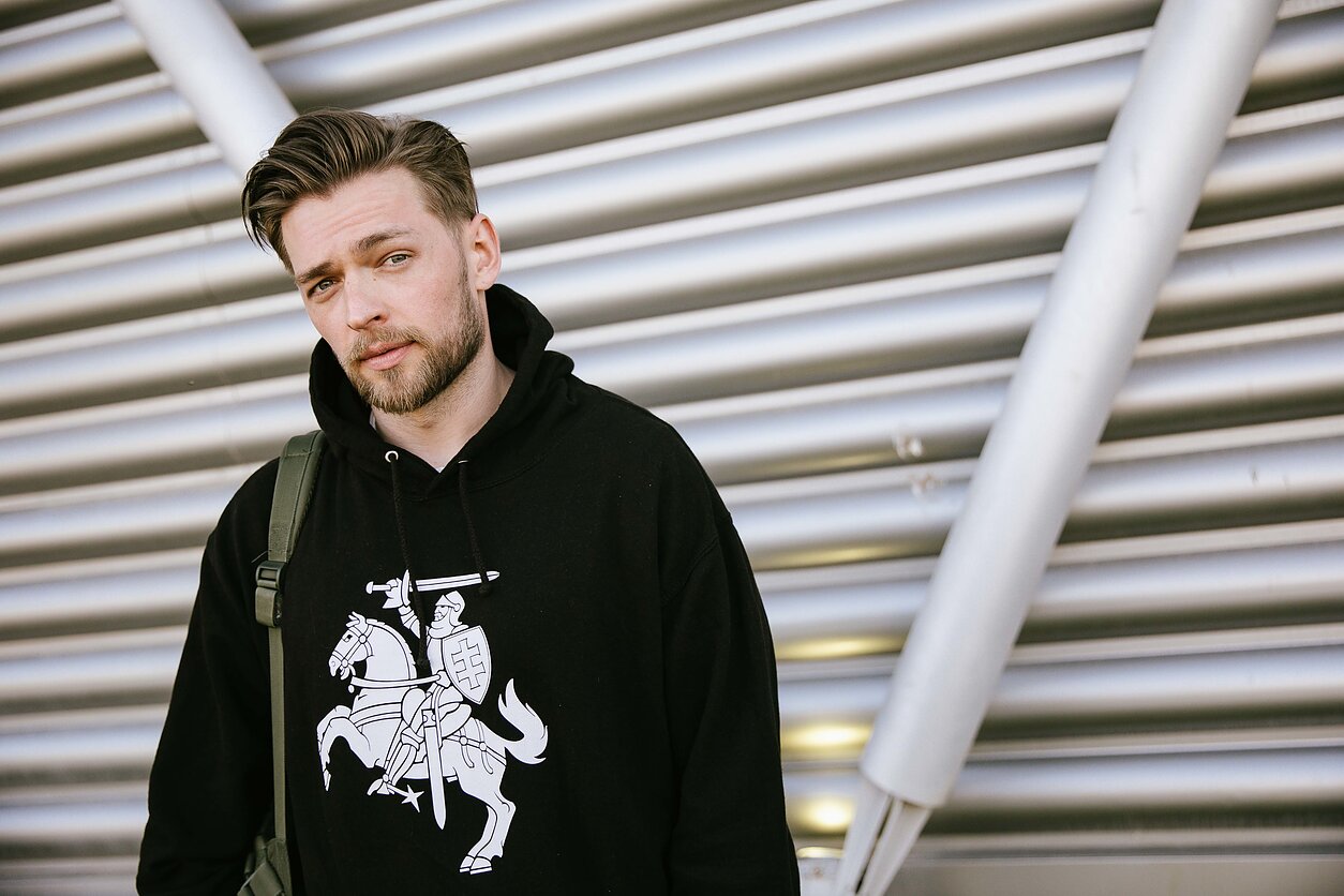 Ginklais ir karyba besižavintis Jurijus Izraelyje nesiskiria su Vyčio ženklu papuoštais rūbais ir kuprine