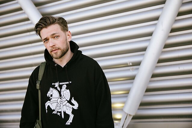 Ginklais ir karyba besižavintis Jurijus Izraelyje nesiskiria su Vyčio ženklu papuoštais rūbais ir kuprine