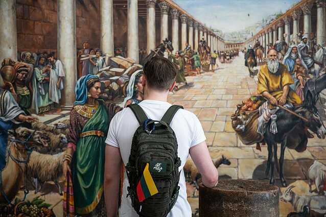 Ginklais ir karyba besižavintis Jurijus Izraelyje nesiskiria su Vyčio ženklu papuoštais rūbais ir kuprine