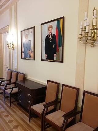 Broliai Algirdas ir Remigijus Gataveckai nutapė prezidentės Dalios Grybauskaitės portretą Broliai Algirdas ir Remigijus Gataveckai nutapė prezidentės Dalios Grybauskaitės portretą