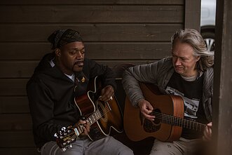 Bliuzo žvaigždė Ericas Galesas kartu su festivalio rengėju Algirdu Barniškiu-Blėka