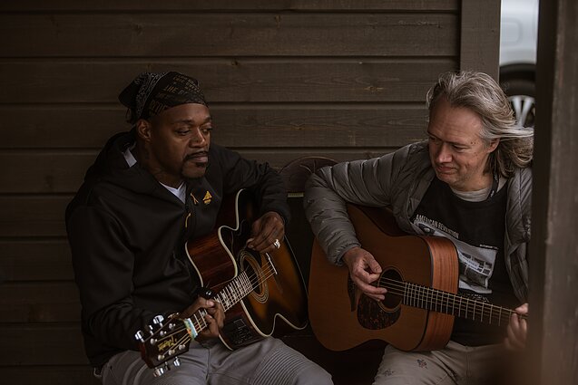 Bliuzo žvaigždė Ericas Galesas kartu su festivalio rengėju Algirdu Barniškiu-Blėka