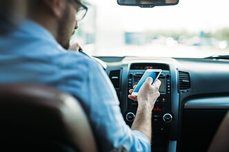 Naudojimasis telefonu vairuojant
