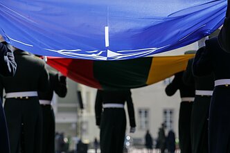 NATO ir Lietuvos vėliava