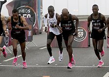 Eliudas Kipchoge bando įveikti 2 val. maratoną