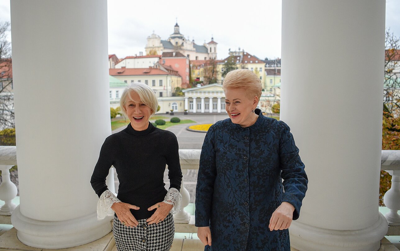 2018 m. spalį Vilniuje Helen Mirren buvo susitikusi su Dalia Grybauskaite