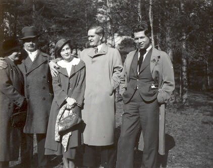 Petras Cvirka (dešinėje) ir Antanas Venclova (antras iš dešinės) 1934 m.