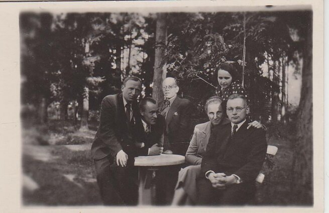 Susitikimas po kalėjimo su draugais. Iš kairės: K. Jakubėnas, Br. Kiaupa, M. Paulauskas, Ol . Venclovaitė, Bulkevičienė, Kaminskas. Apie 1930 m.