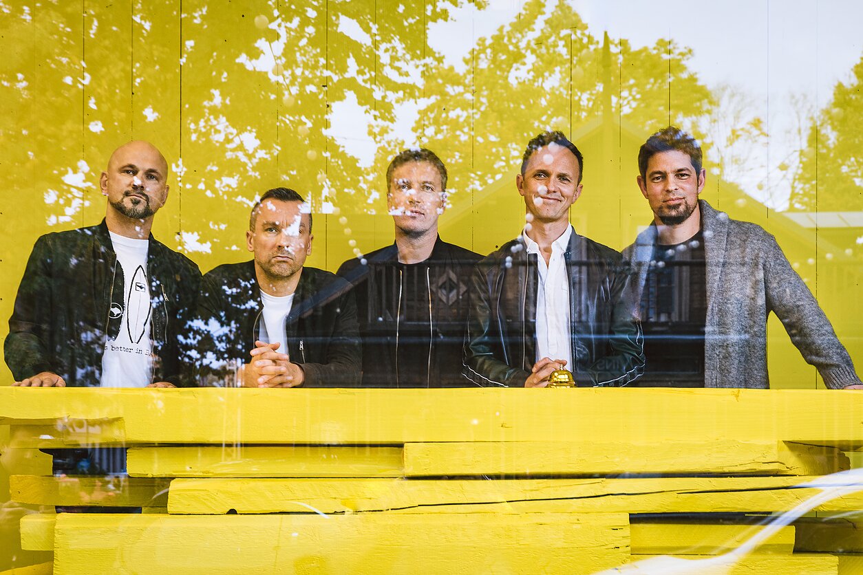 Bendra „Daddy Was A Milkman“ ir „Brainstrom“ daina