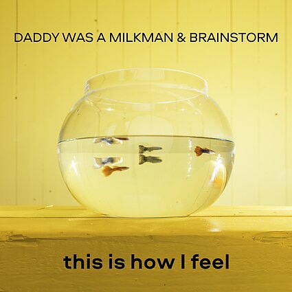 Bendra „Daddy Was A Milkman“ ir „Brainstrom“ daina