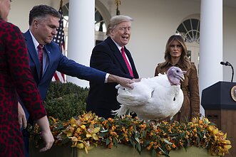 Donaldas Trumpas ir Melania Trump per Padėkos dienos renginį Baltuosiuose rūmuose Donaldas Trumpas ir Melania Trump per Padėkos dienos renginį Baltuosiuose rūmuose