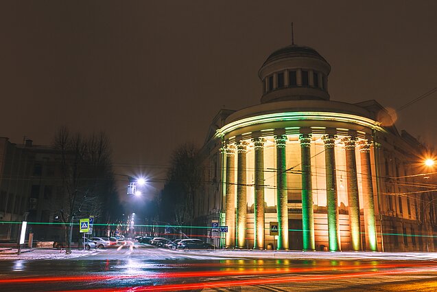 Kauno filharmonija naktį.