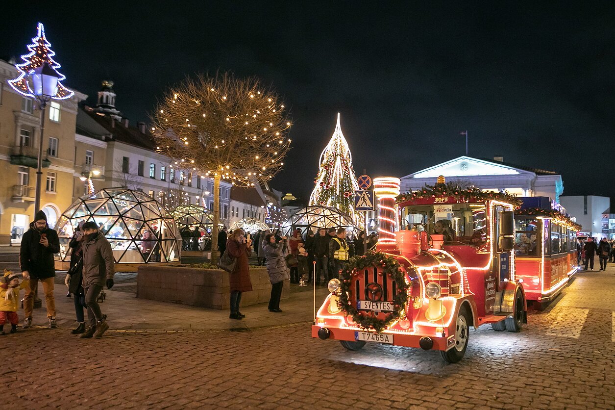 Vilniaus Rotušės Kalėdų eglė ir šventinis traukinukas