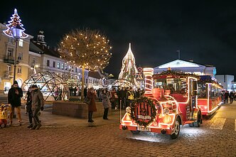 Vilniaus Rotušės Kalėdų eglė ir šventinis traukinukas