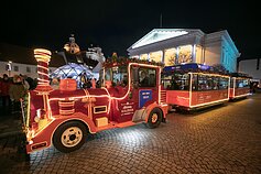 Vilniaus Rotušės Kalėdų eglė ir šventinis traukinukas
