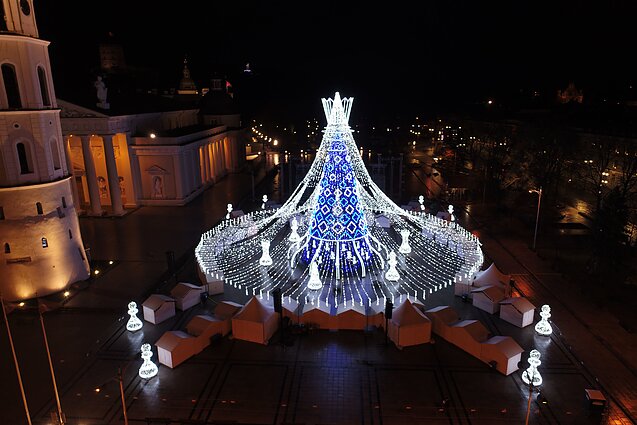 Vilniaus Kalėdų eglė Katedros aikštėje, oficialaus įžiebimo išvakarėse