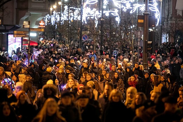 Vilniaus Katedros aikštėje įžiebta Kalėdų eglė