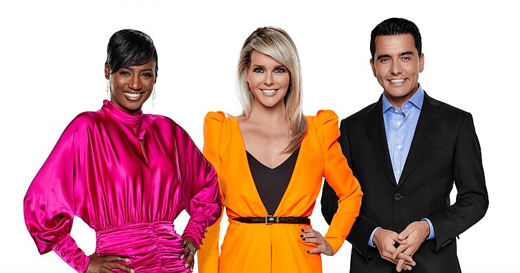 „Eurovizijos“ vedėjai Edsilia Rombley, Chantal Janzen ir Janas Smitas.