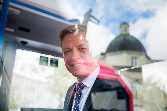 Remigijus Šimašius elektrinių autobusų pristatyme Vilniaus Katedros aikštėje