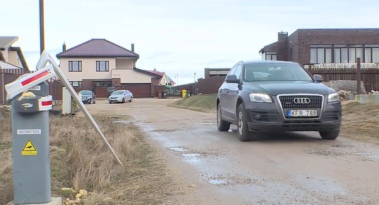 Verslininko idėja: kaimynus nuo namų atitvėrė užkardu, už kurio pakėlimą – atsiskaitymas žetonais