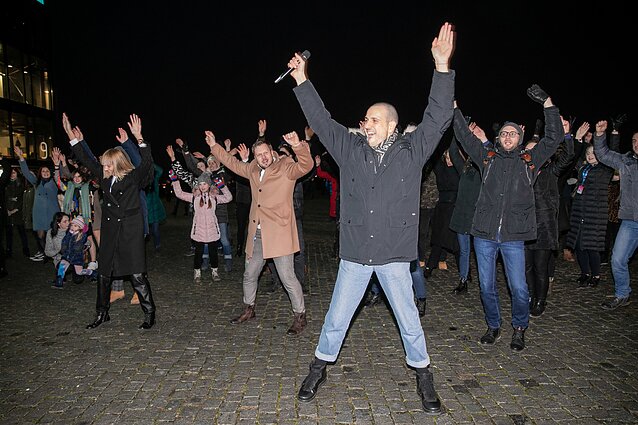 Byrant paskutinėms valandoms iki „Eurovizijos“ atrankos finalo – pašėlęs „The Roop“ šokis su gerbėjais