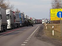 Gynybos paramos fondo savanoriai Kalvarijų pasienio poste vairuotojus vaišina koše