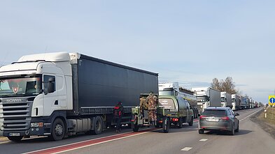 Gynybos paramos fondo savanoriai Kalvarijų pasienio poste vairuotojus vaišina koše