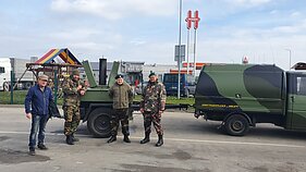 Gynybos paramos fondo savanoriai Kalvarijų pasienio poste vairuotojus vaišina koše