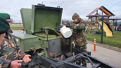 Gynybos paramos fondo savanoriai Kalvarijų pasienio poste vairuotojus vaišina koše