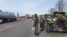 Gynybos paramos fondo savanoriai Kalvarijų pasienio poste vairuotojus vaišina koše