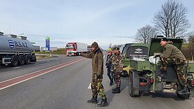 Gynybos paramos fondo savanoriai Kalvarijų pasienio poste vairuotojus vaišina koše