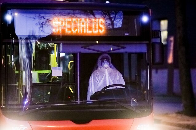 Koronavirusas; karantinas; žmonės autobusu atvežti į karantino vietą