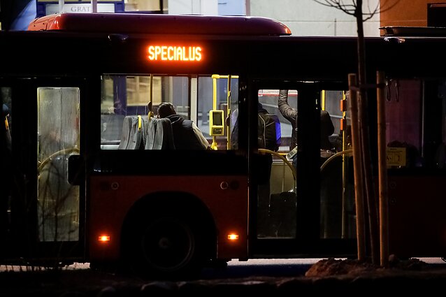 Koronavirusas; karantinas; žmonės autobusu atvežti į karantino vietą