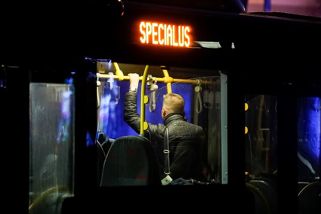 Koronavirusas; karantinas; žmonės autobusu atvežti į karantino vietą