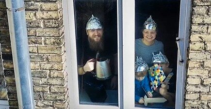 Fotografija ir izoliacija: menininkas Adas Vasiliauskas įamžino dėl karantino užsidariusių šeimų portretus