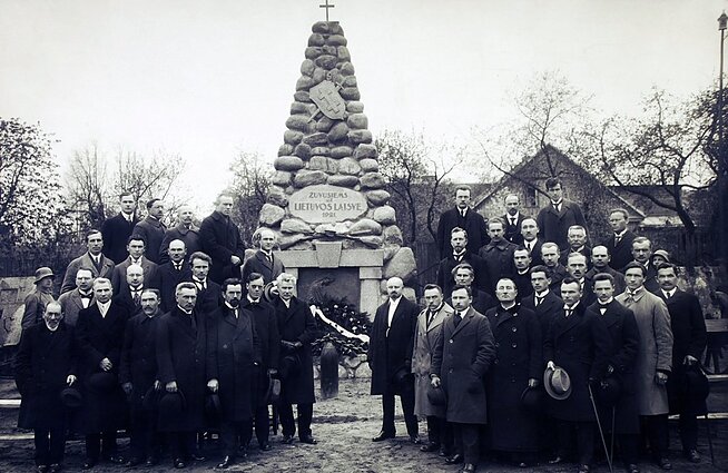 Lietuvos Steigiamojo Seimo nariai prie paminklo „Žuvusiems už Lietuvos laisvę“ Karo muziejaus sodelyje. Kaunas, 1922 m. gegužės 15 d.
