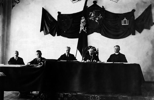 Lietuvos Steigiamojo Seimo Prezidiumas. Iš kairės: sekretorius Naftalis Fridmanas, pirmasis sekretorius Ladas Natkevičius, pirmasis vicepirmininkas Jonas Staugaitis, Steigiamojo Seimo Pirmininkas, einantis Respublikos Prezidento pareigas, Aleksandras Stulginskis, antrasis vicepirmininkas Justinas Staugaitis. Kaunas, 1920 m.