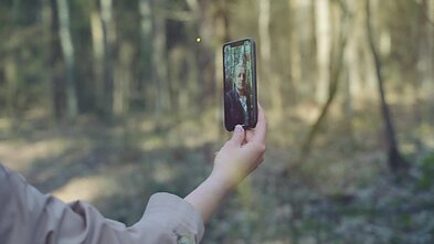 Kadras iš „Biplan“ vaizdo klipo