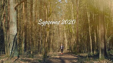 Kadras iš „Biplan“ vaizdo klipo