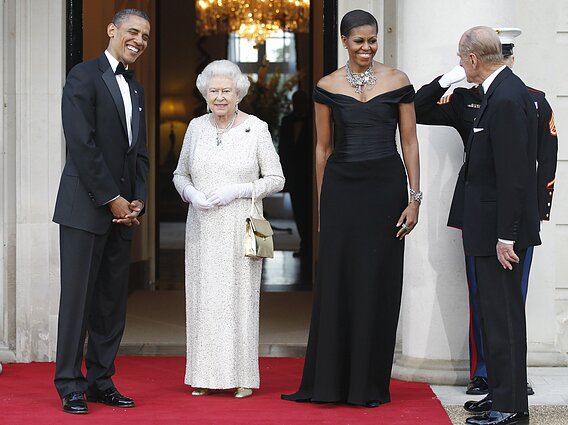 2011 m. gegužės 25 d. padaryta nuotrauka. JAV prezidentas Barackas Obama ir pirmoji ponia Michelle Obama pasveikina Britanijos karalienę Elžbietą II ir princą Filipą vakarienės metu Londone. Balandžio 22 d. per pietus B. Obama pasveikino karalienę Vindzoro pilyje su 90-uoju gimtadieniu. 2011 m. gegužės 25 d. padaryta nuotrauka. JAV prezidentas Barackas Obama ir pirmoji ponia Michelle Obama pasveikina Britanijos karalienę Elžbietą II ir princą Filipą vakarienės metu Londone. Balandžio 22 d. per pietus B. Obama pasveikino karalienę Vindzoro pilyje su 90-uoju gimtadieniu.