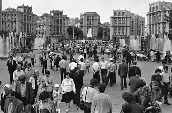 Žmonės centrinėje aikštėje Kijeve 1986 m. gegužės 9 d. mini Europos pergalės dieną. Po Černobylio avarijos mieste kilo susirūpinimas, tačiau jokios panikos nebuvo. Žmonės centrinėje aikštėje Kijeve 1986 m. gegužės 9 d. mini Europos pergalės dieną. Po Černobylio avarijos mieste kilo susirūpinimas, tačiau jokios panikos nebuvo.