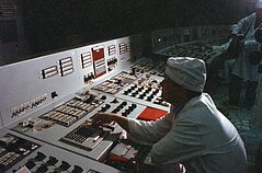 Černobylio atominės elektrinės operatorius stebi matuoklius, rodančius, kaip reaktorius veikia Pripyat mieste, Ukrainoje, 1988 m. liepą. Černobylio atominės elektrinės operatorius stebi matuoklius, rodančius, kaip reaktorius veikia Pripyat mieste, Ukrainoje, 1988 m. liepą.