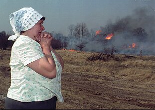 Ukrainoje moteris stebi, kaip liepsna sklinda per lauką Krasny Gorodok mieste, mažame kaime, maždaug už 10 km nuo Černobylio atominės elektrinės. 1996 m. balandžio 23 d., antradienis. Ukrainoje moteris stebi, kaip liepsna sklinda per lauką Krasny Gorodok mieste, mažame kaime, maždaug už 10 km nuo Černobylio atominės elektrinės. 1996 m. balandžio 23 d., antradienis.